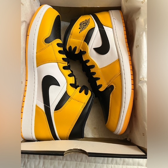 Nike air jordan 1 mid yellow and black NIB